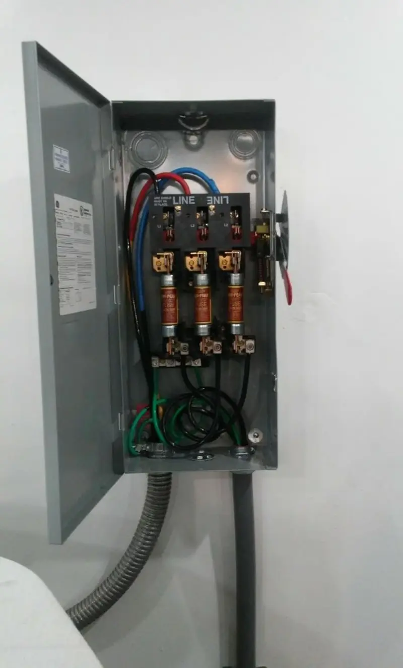 Three-phase disconnect switch installed for Smoke Detector Installation in Crandall